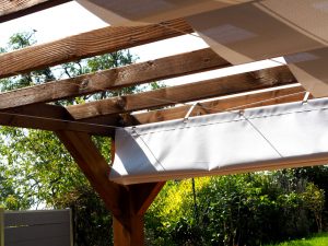 Pergola en bois avec stores moduland ombrage terrasse pays-de-gex menuisier charpentier aménagement jardin paysagiste univert paysages haute-savoie