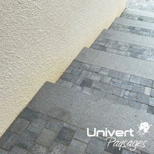 Allée de jardin en pavage béton et marches massives granit aménagement paysager pays-de-gex univert paysagiste