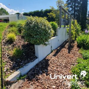 Jardinier-paysagiste entretien de jardin en service à la personne aide à domicile paysdegex tonte taille coupe arbustes haies