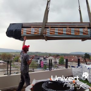 Paysagiste balcon pays-de-gex - végétalisation de deux terrasses en attique dans un immeuble à Saint-genis-pouilly - grutage et vues drone. plantations, terrasse bois gradconcept, jardinières - UNIVERT PAYSAGES paysagiste-pays-de-gex