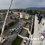 Paysagiste balcon pays-de-gex - végétalisation de deux terrasses en attique dans un immeuble à Saint-genis-pouilly - grutage et vues drone. plantations, terrasse bois gradconcept, jardinières - UNIVERT PAYSAGES paysagiste-pays-de-gex