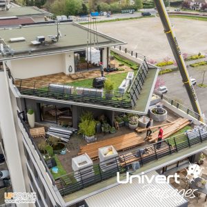Paysagiste balcon pays-de-gex - végétalisation de deux terrasses en attique dans un immeuble à Saint-genis-pouilly - grutage et vues drone. plantations, terrasse bois gradconcept, jardinières - UNIVERT PAYSAGES paysagiste-pays-de-gex