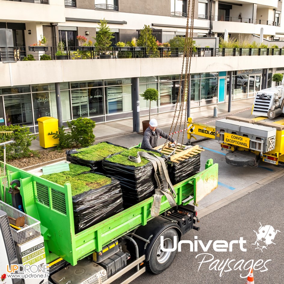 Paysagiste balcon pays-de-gex - végétalisation de deux terrasses en attique dans un immeuble à Saint-genis-pouilly - grutage et vues drone. plantations, terrasse bois gradconcept, jardinières - UNIVERT PAYSAGES paysagiste-pays-de-gex