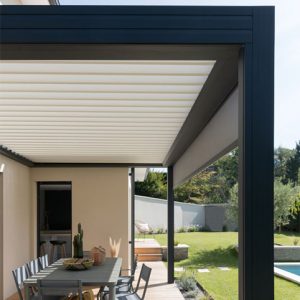 Pergola bioclimatique pays-de-gex coublanc fabriquée en France univert paysages fermeturiste auvent parasol jardin extérieur véranda