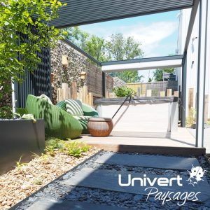 intégration d'un spa dans un jardin arboré et pergola aluminium