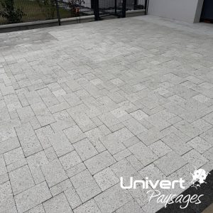 Cour parking maison pavés perméables laissant infiltrer l'eau de pluie. Pavage Aquafil Alkern PAYSA DE GEX Univert Paysages Maçonnerie Paysagiste aménagement extérieur