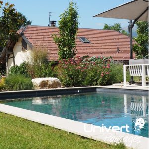 Aménagement paysager Divonne Pays-de-gex Univert Coccinelle piscine terrasse grès cérame abri mur plantations fruitiers arbres fleurs jardin