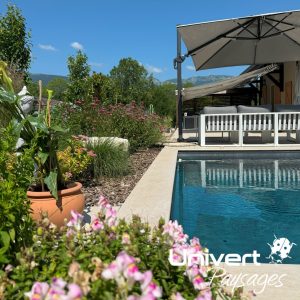 Aménagement paysager Divonne Pays-de-gex Univert Coccinelle piscine terrasse grès cérame abri mur plantations fruitiers arbres fleurs jardin
