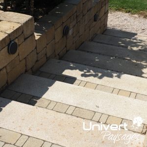 Aménagement paysager Divonne Pays-de-gex Univert Coccinelle piscine terrasse grès cérame abri mur plantations fruitiers arbres fleurs jardin