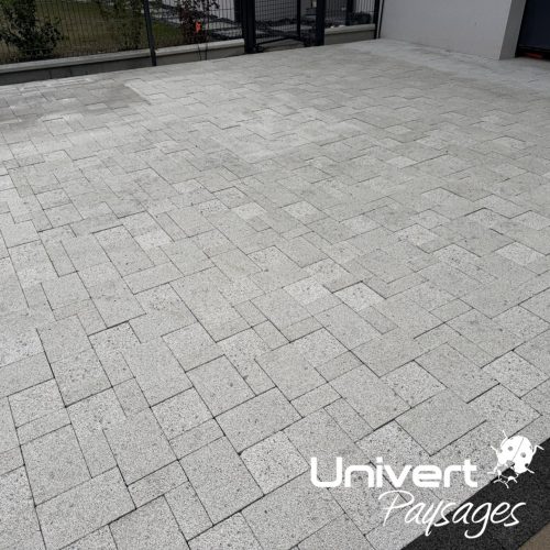 Cour parking maison pavés perméables laissant infiltrer l'eau de pluie. Pavage Aquafil Alkern PAYSA DE GEX Univert Paysages Maçonnerie Paysagiste aménagement extérieur