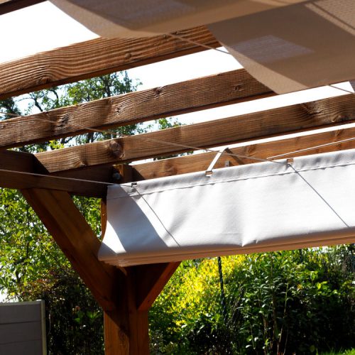 Pergola en bois avec stores moduland ombrage terrasse pays-de-gex menuisier charpentier aménagement jardin paysagiste univert paysages haute-savoie